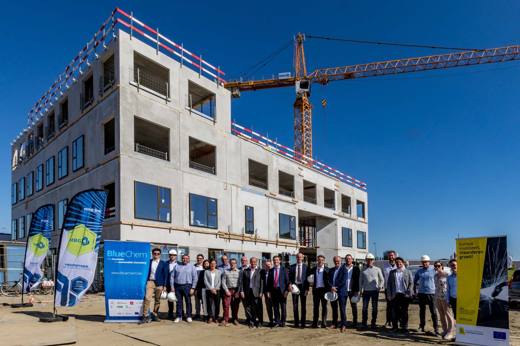 Foto voor het gebouw van BlueChem samen met haar strategische partners.